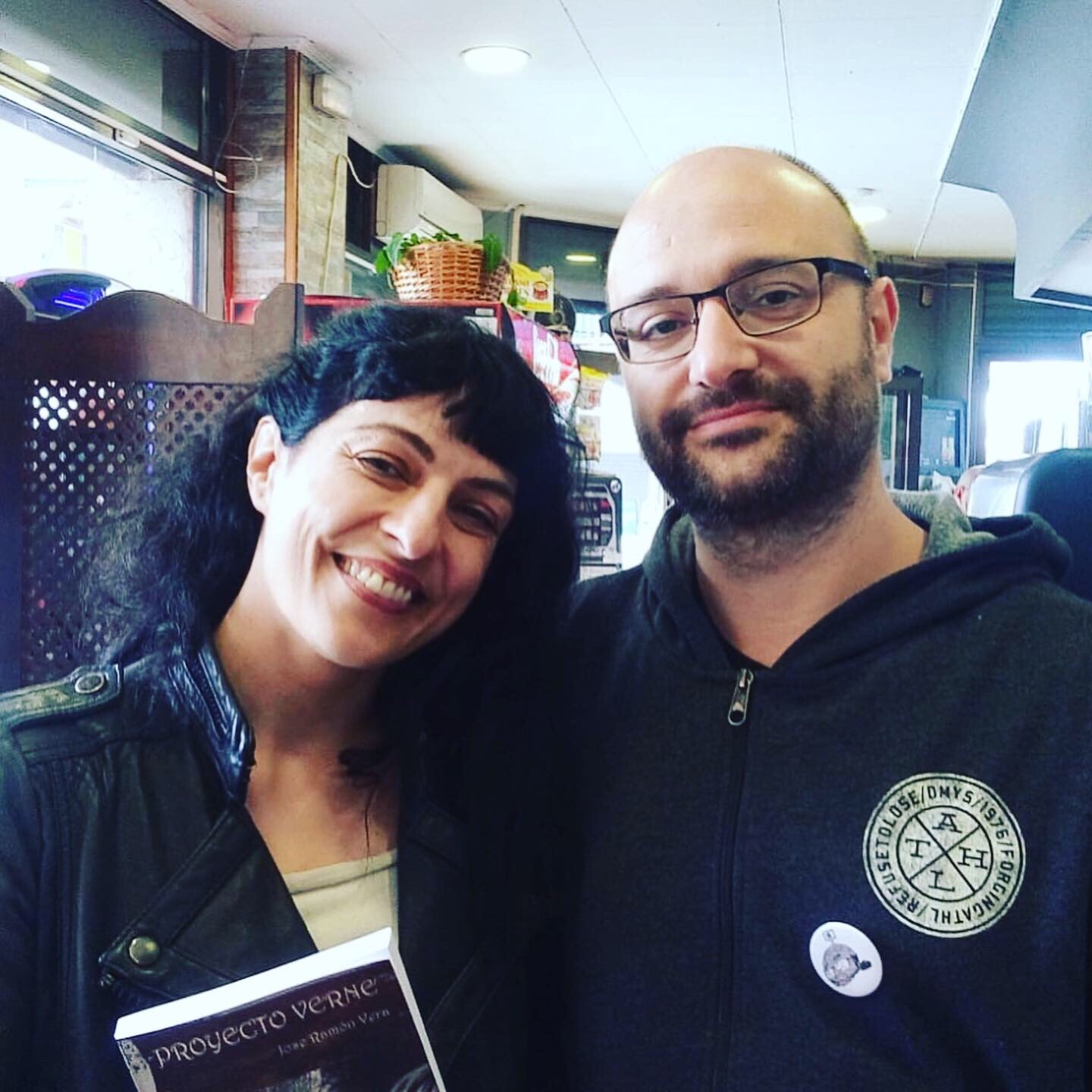 Roser Amills en la I Feria del Libro de La Llagosta, 2019 con José Ramón Vera Torres autor de Resistencia Literaria