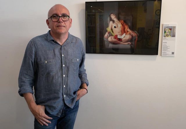 Raimon Moreno junto a su fotografía de Roser Amills reinterpretando el cuadro de Picasso "La lecture"