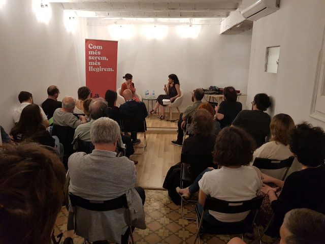 charla de roser amills en la central