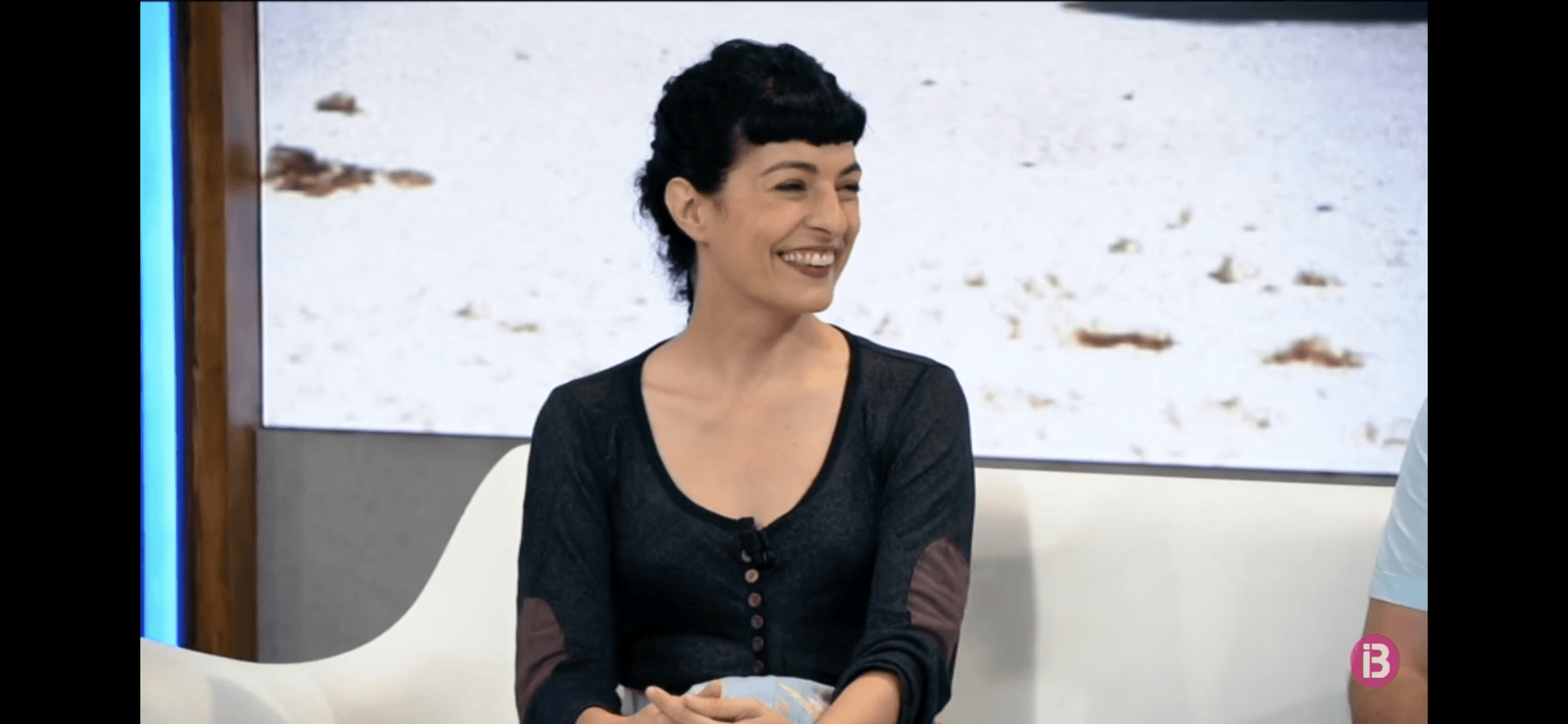 Roser Amills coneix Ivan Gaia Nicolau, d’Enfolkats, al programa Cinc dies d’IB3 15 Roser Amills coneix Ivan Gaia Nicolau, d’Enfolkats, al programa Cinc dies d’IB3 - Roser Amills, escritora mallorquina