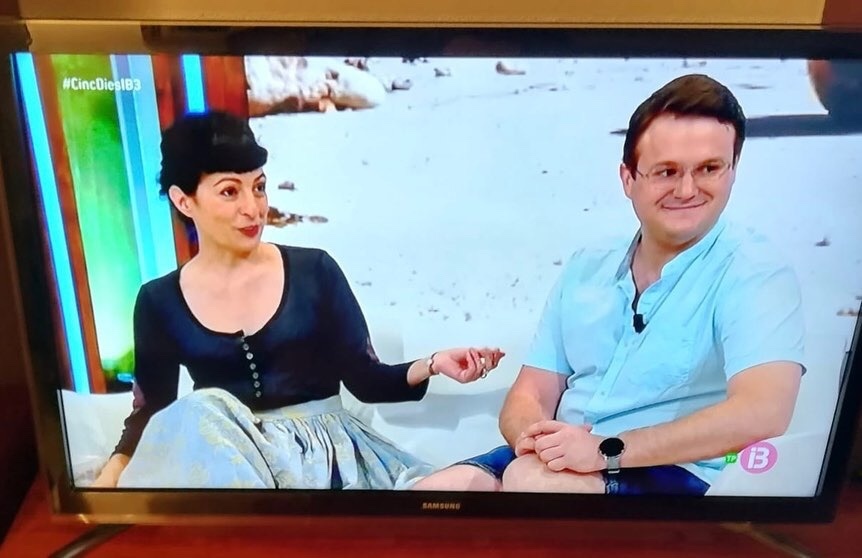 Roser Amills coneix Ivan Gaia Nicolau, d’Enfolkats, al programa Cinc dies d’IB3 16 Roser Amills coneix Ivan Gaia Nicolau, d’Enfolkats, al programa Cinc dies d’IB3 - Roser Amills, escritora mallorquina