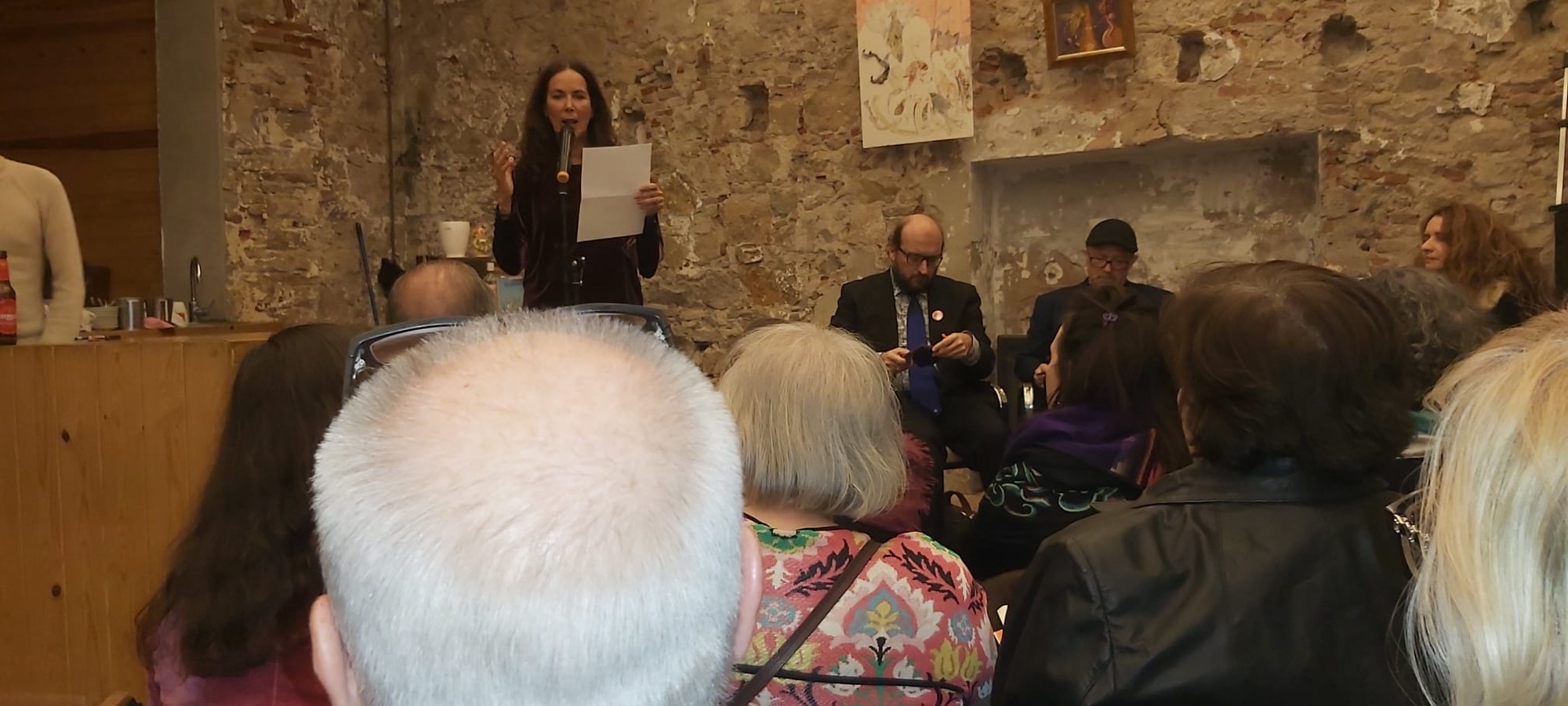 Así fue la presentación de "Poeticas del caos" en la Calders 9 Así fue la presentación de "Poeticas del caos" en la Calders - Roser Amills, escritora mallorquina