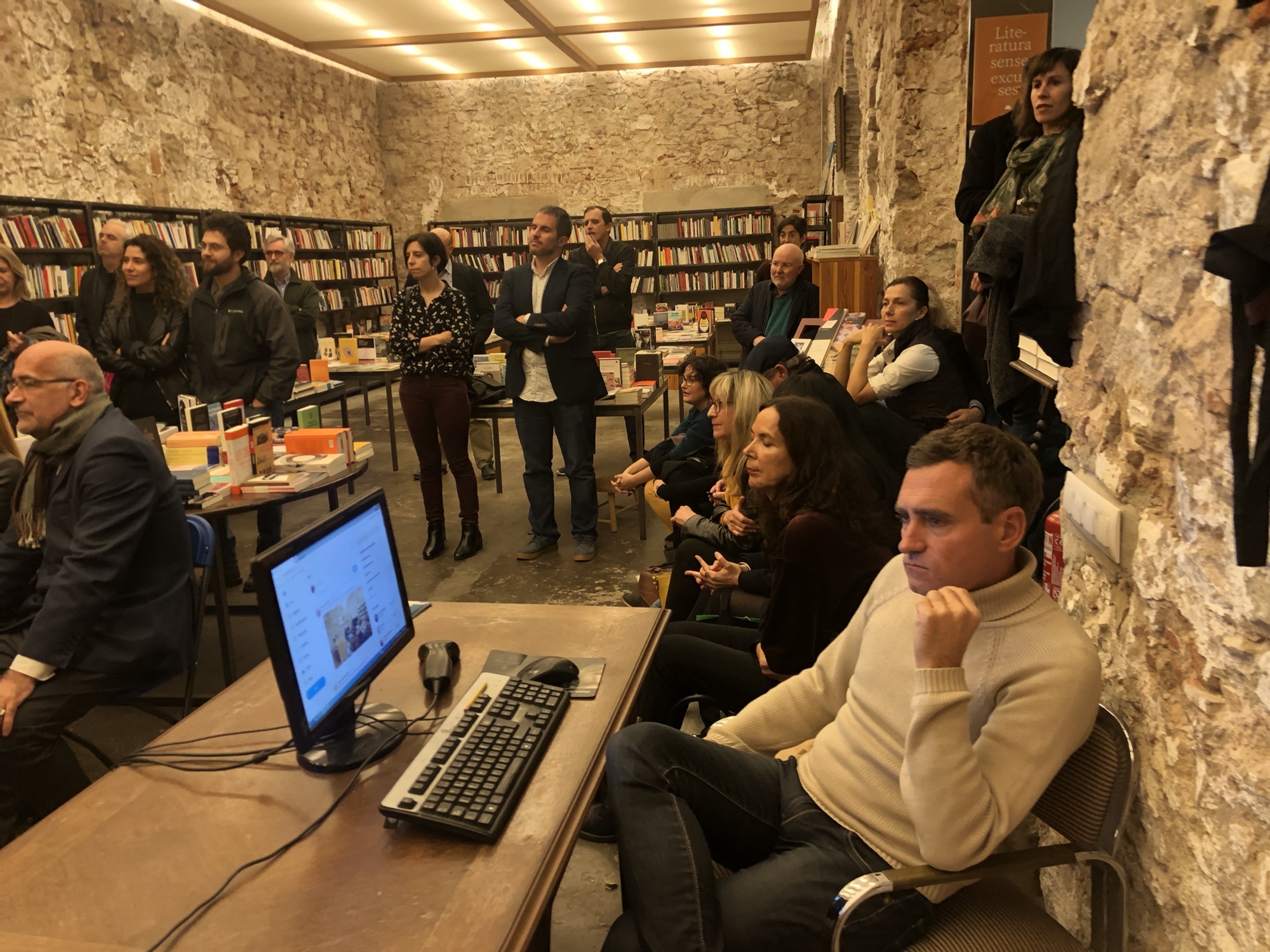 Así fue la presentación de "Poeticas del caos" en la Calders 28 Así fue la presentación de "Poeticas del caos" en la Calders - Roser Amills, escritora mallorquina