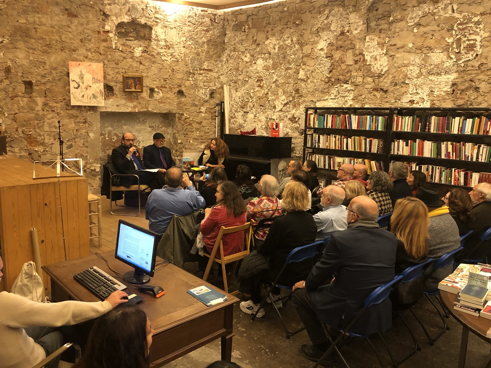 Así fue la presentación de "Poeticas del caos" en la Calders 29 Así fue la presentación de "Poeticas del caos" en la Calders - Roser Amills, escritora mallorquina