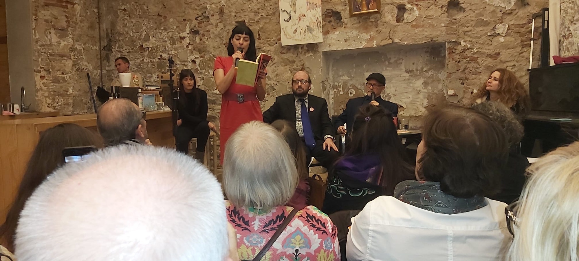 Así fue la presentación de "Poeticas del caos" en la Calders 16 Así fue la presentación de "Poeticas del caos" en la Calders - Roser Amills, escritora mallorquina