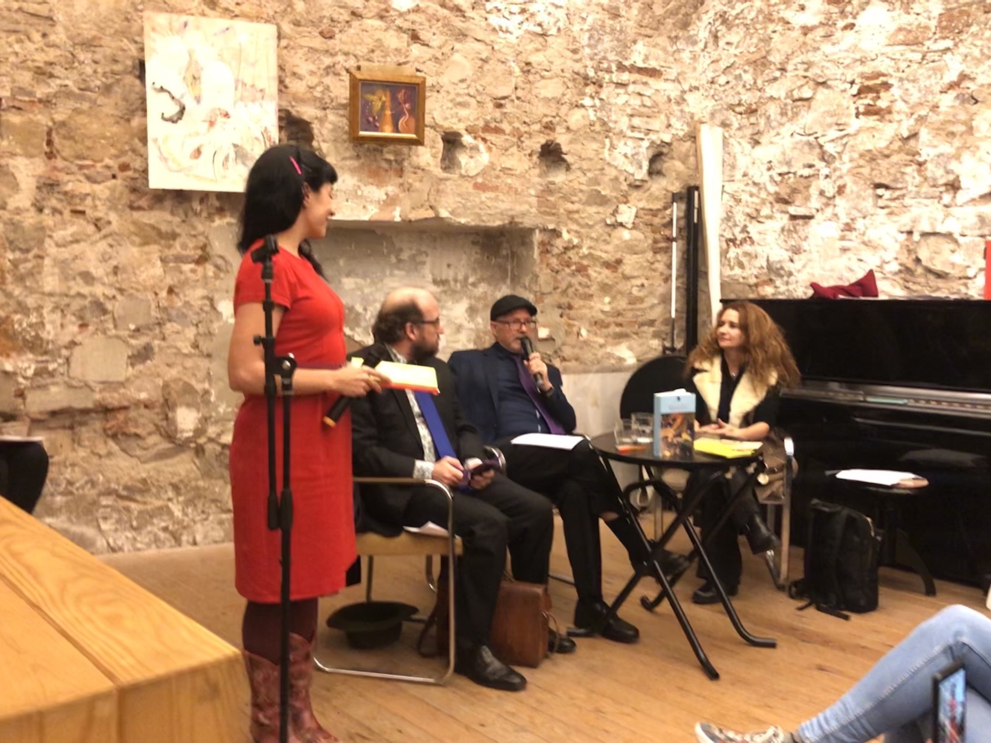 Así fue la presentación de "Poeticas del caos" en la Calders 26 Así fue la presentación de "Poeticas del caos" en la Calders - Roser Amills, escritora mallorquina