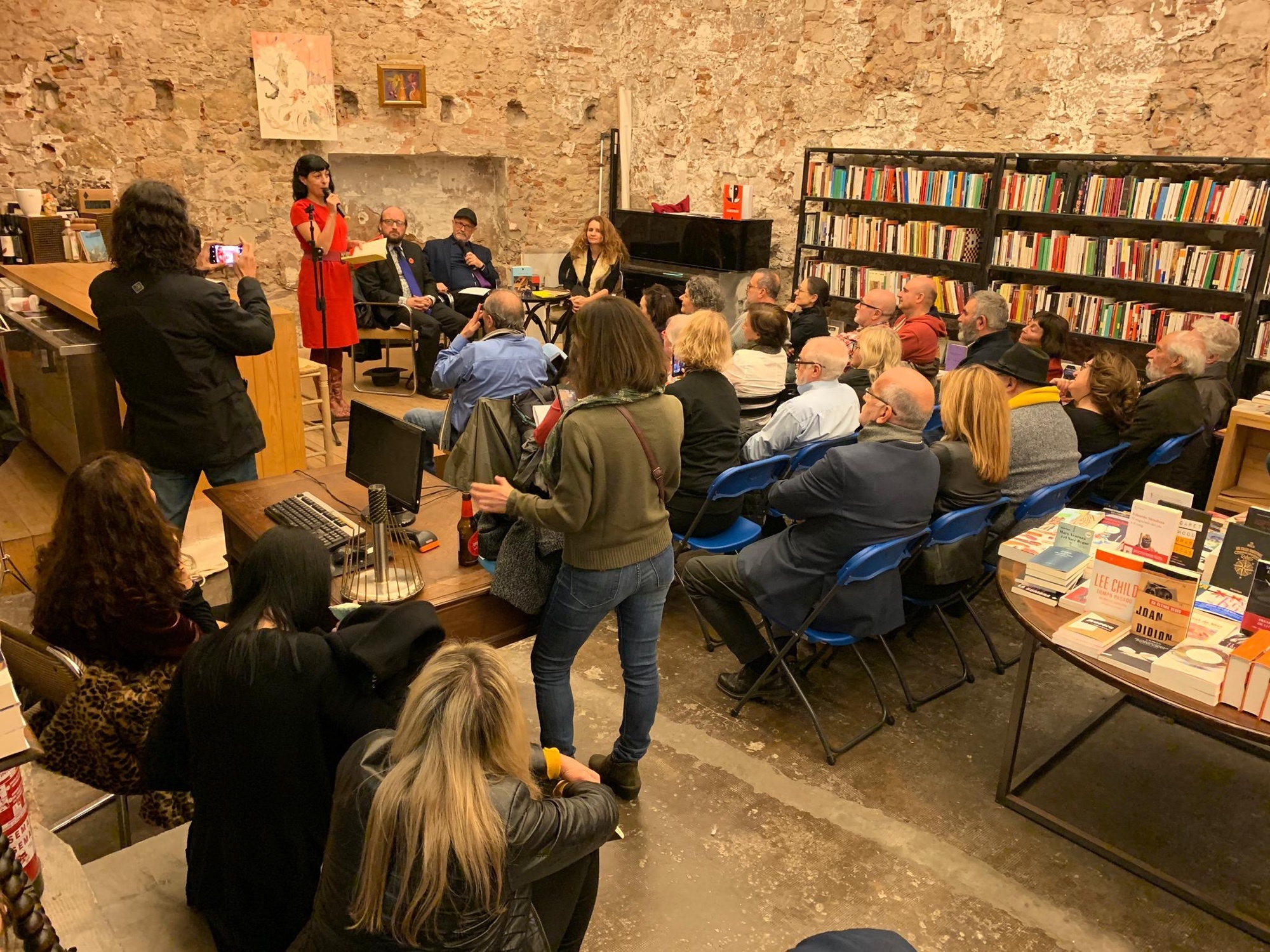Así fue la presentación de "Poeticas del caos" en la Calders 18 Así fue la presentación de "Poeticas del caos" en la Calders - Roser Amills, escritora mallorquina