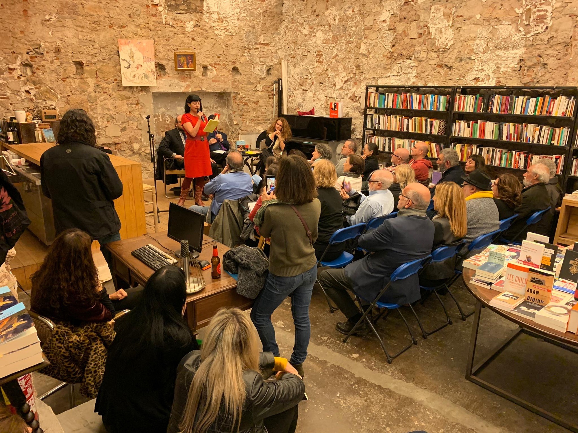 Así fue la presentación de "Poeticas del caos" en la Calders 17 Así fue la presentación de "Poeticas del caos" en la Calders - Roser Amills, escritora mallorquina