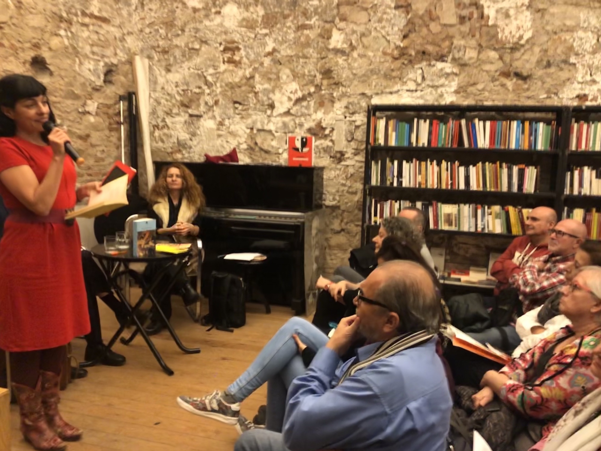 Así fue la presentación de "Poeticas del caos" en la Calders 23 Así fue la presentación de "Poeticas del caos" en la Calders - Roser Amills, escritora mallorquina