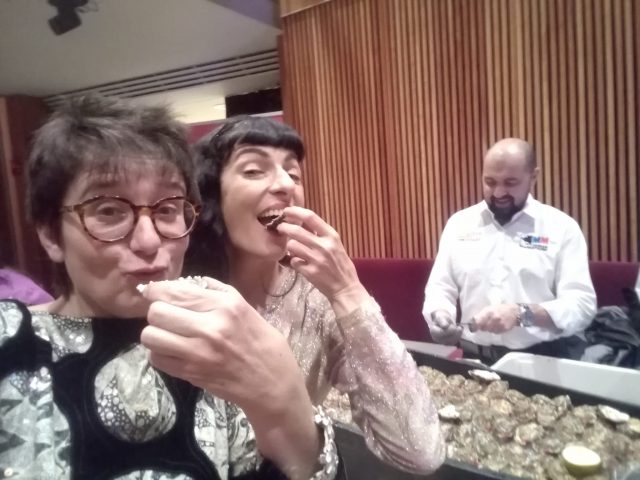 Gala de los Premios Ondas 2019, Roser Amills en el Foyer del Liceu con Las Pepitas BCN