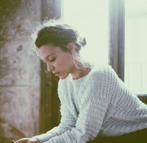 Alba Martínez Llobet, con jersey claro, mira hacia abajo junto a una ventana