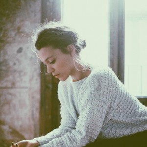 Alba Martínez Llobet, con jersey claro, mira hacia abajo junto a una ventana