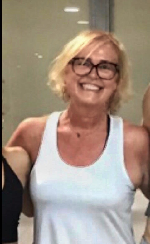 Retrato de Carmen Linares, con gafas y camiseta blanca de tirantes