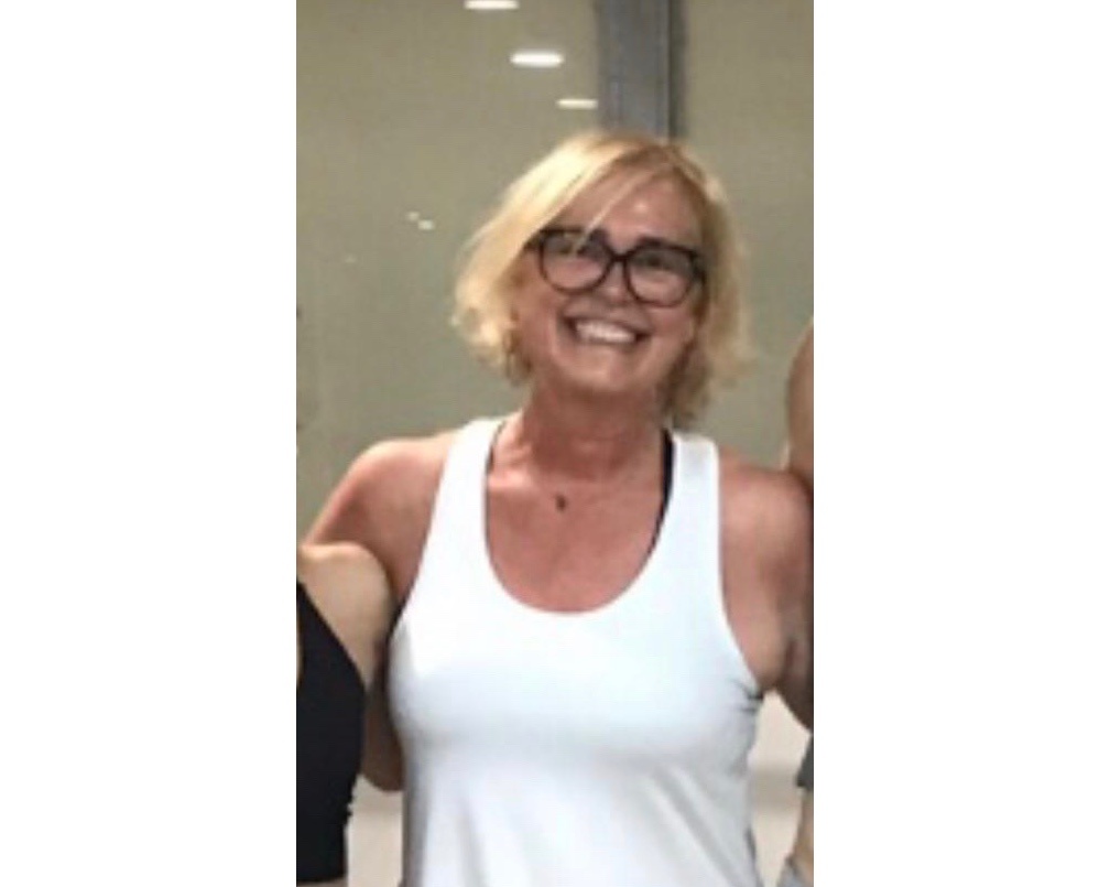 Carmen Linares sonríe con gafas de pasta y camiseta blanca, en un recorte más amplio de la misma imagen