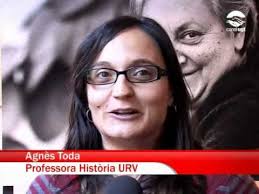 Agnès Toda i Bonet en una entrevista de televisión, con el rótulo «Professora Història URV»