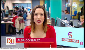 Alba González Romero en una redacción, en una conexión de televisión con su nombre rotulado