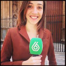 Alba González Romero sonríe con un micrófono de laSexta en la mano
