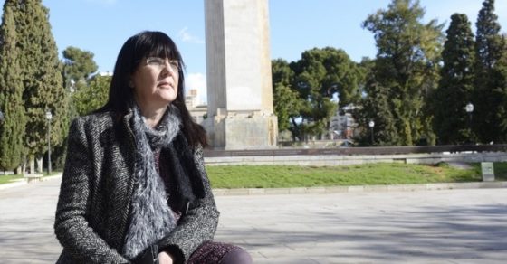 Àngels Fermoselle sentada en un banco del parque de sa Feixina, en Palma, con el monumento al fondo