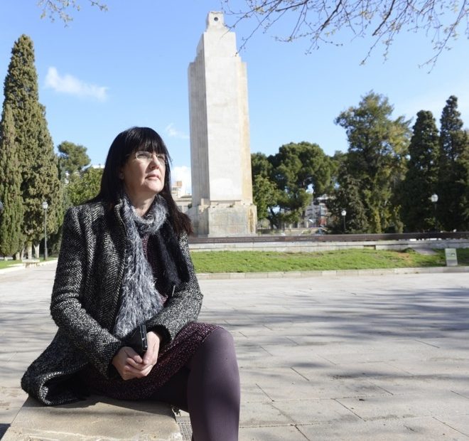 Àngels Fermoselle sentada en un banco del parque de sa Feixina, en Palma, con el monumento al fondo