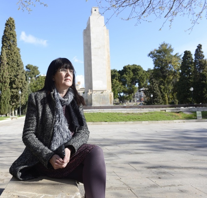 Àngels Fermoselle sentada en un banco del parque de sa Feixina, en Palma, con el monumento al fondo