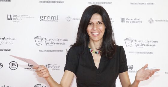 Ariadna Giné, vestida de negro y rojo, posa ante un photocall