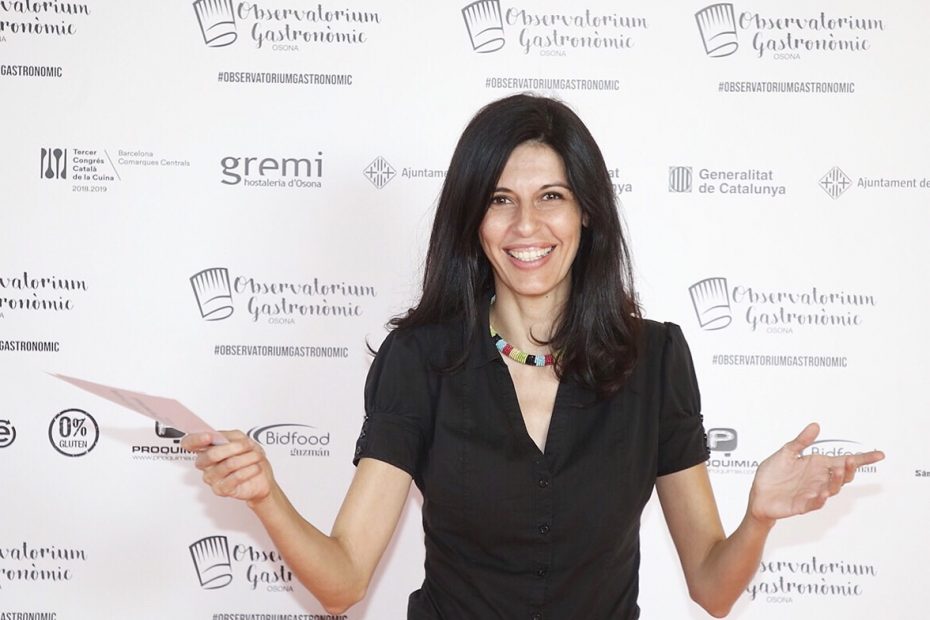 Ariadna Giné, vestida de negro y rojo, posa ante un photocall