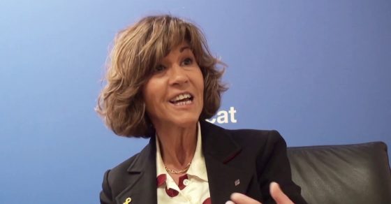 Retrato de Beth Abad con un lazo amarillo en la solapa