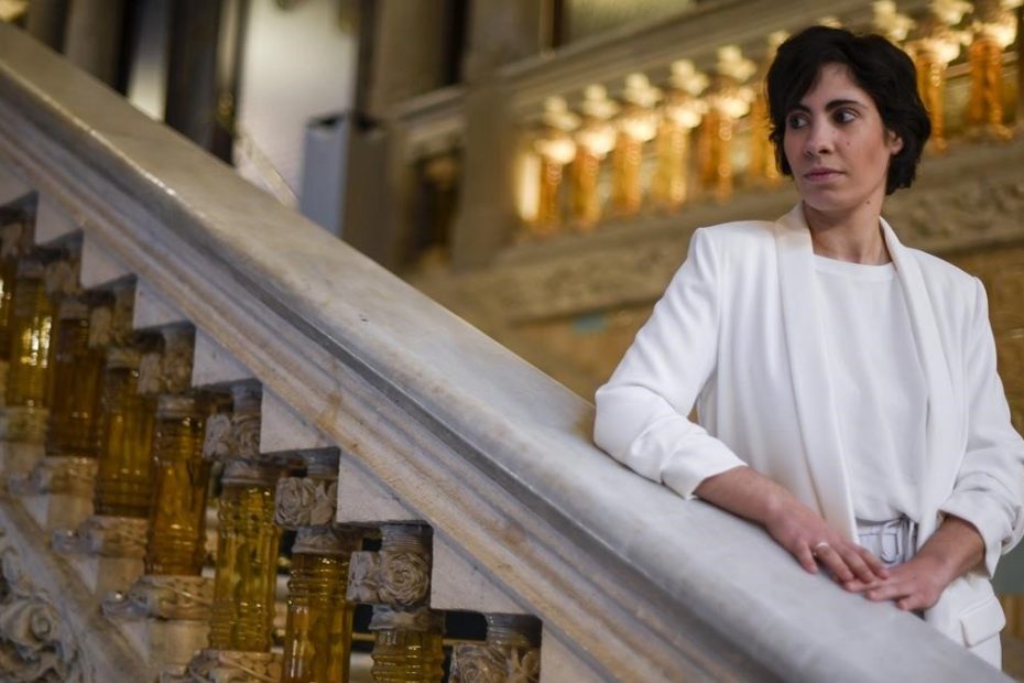 Clàudia Dubé Oranías, con chaqueta blanca, apoyada en una barandilla de mármol