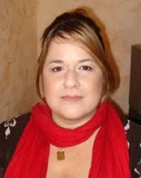 Retrato de Gemma Malé con un fular rojo