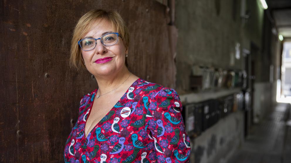Retrato de Gemma Pasqual con gafas y vestido estampado