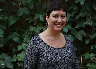 Retrato de Gemma Sardà sonriente ante un fondo de hiedra