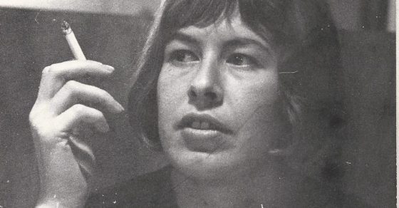 Retrato antiguo en blanco y negro de Isabel Cid fumando bajo una lámpara