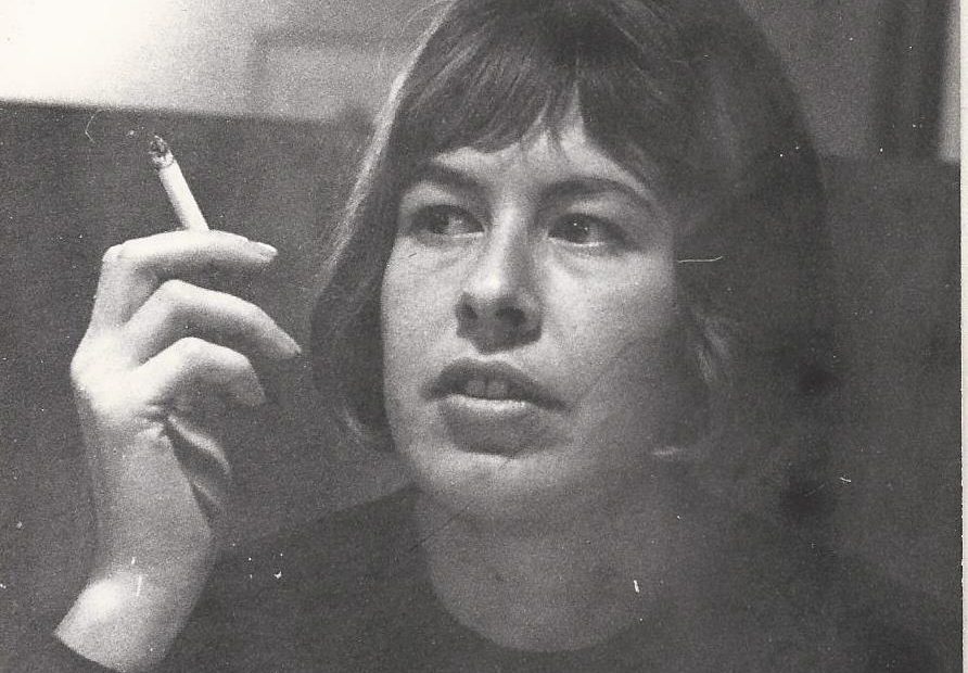 Retrato antiguo en blanco y negro de Isabel Cid fumando bajo una lámpara