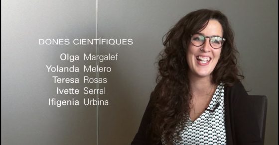 Ivette Serral sonríe junto a un rótulo «Dones científiques» con los nombres de cinco científicas