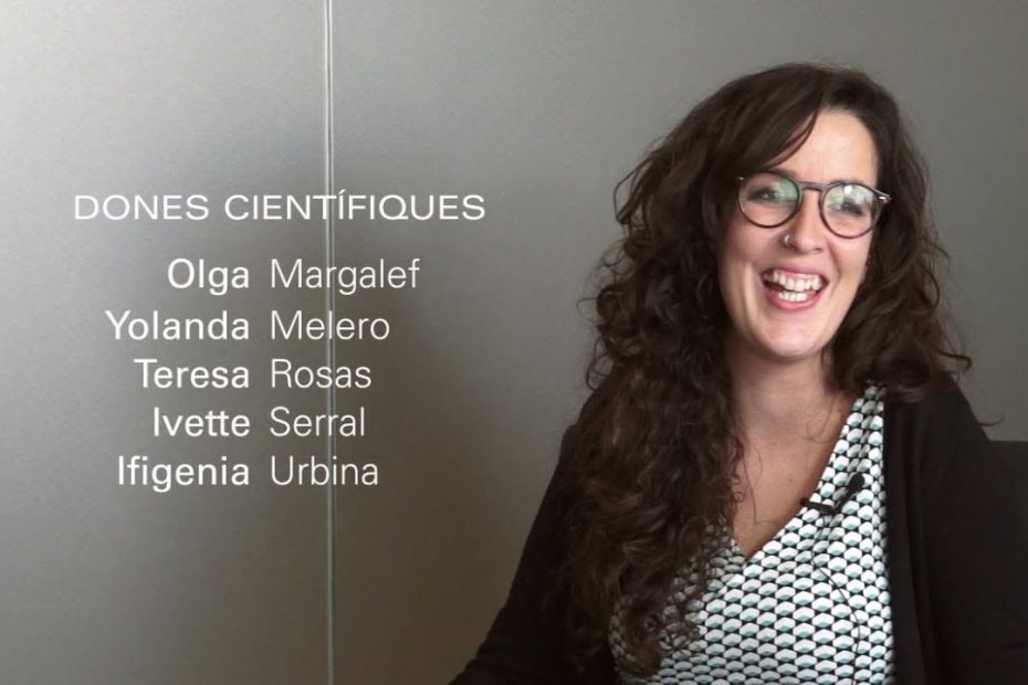 Ivette Serral sonríe junto a un rótulo «Dones científiques» con los nombres de cinco científicas