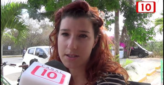 Jahel Virallonga atiende a una entrevista de televisión ante un micrófono