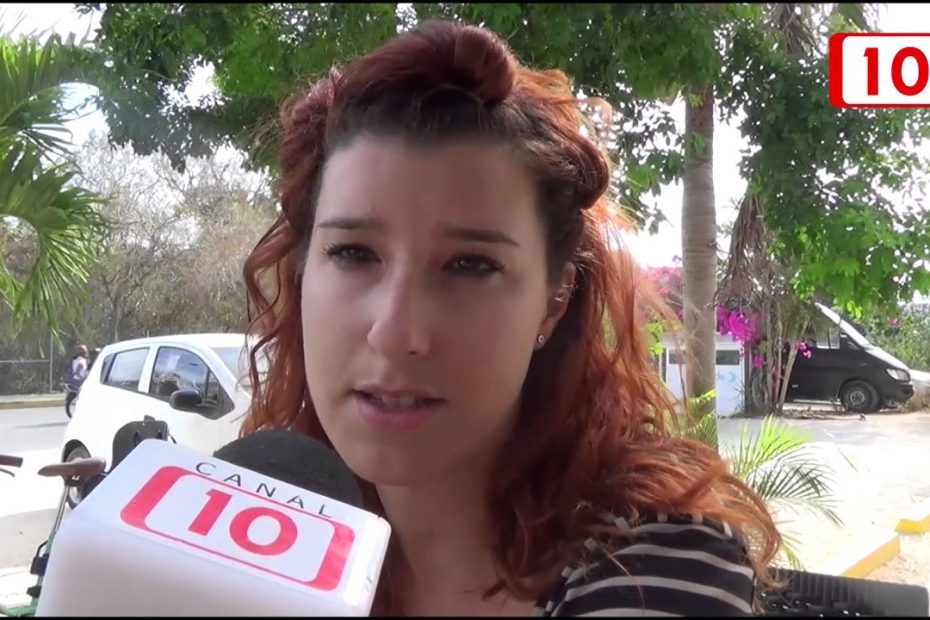 Jahel Virallonga atiende a una entrevista de televisión ante un micrófono