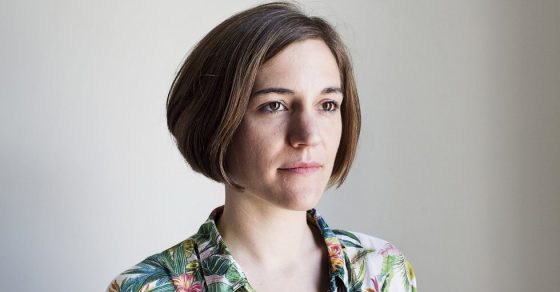 Retrato de la directora de arte Marta Bazaco con camisa estampada