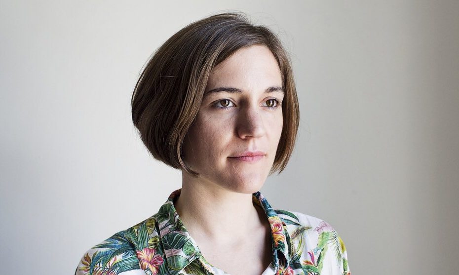 Retrato de la directora de arte Marta Bazaco con camisa estampada
