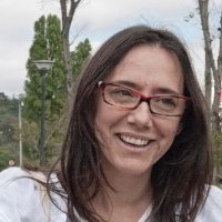Retrato de Marta Mogensen, con gafas rojas, al aire libre