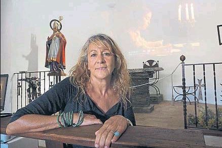 Retrato de Matilde Obradors apoyada en una barandilla de madera en una capilla