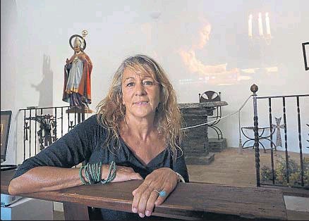 Retrato de Matilde Obradors apoyada en una barandilla de madera en una capilla