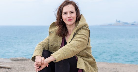 Retrato de la actriz Mercè Rovira sentada junto al mar