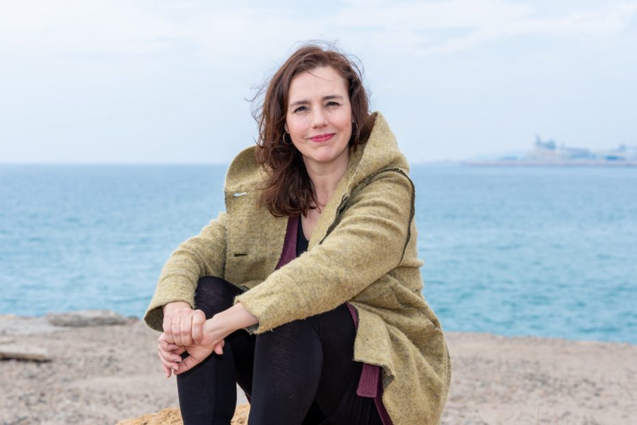Retrato de la actriz Mercè Rovira sentada junto al mar