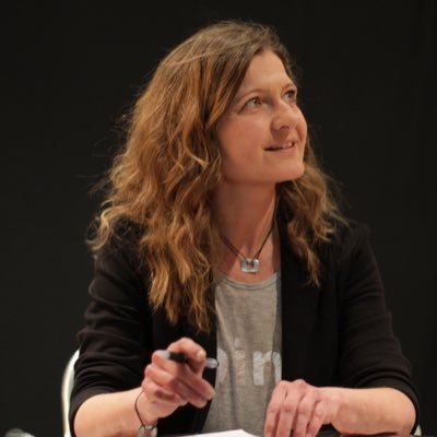 Mònica Bordas firma sentada a una mesa