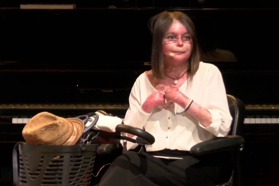 La escritora Nina Roma en un escenario, junto a un piano