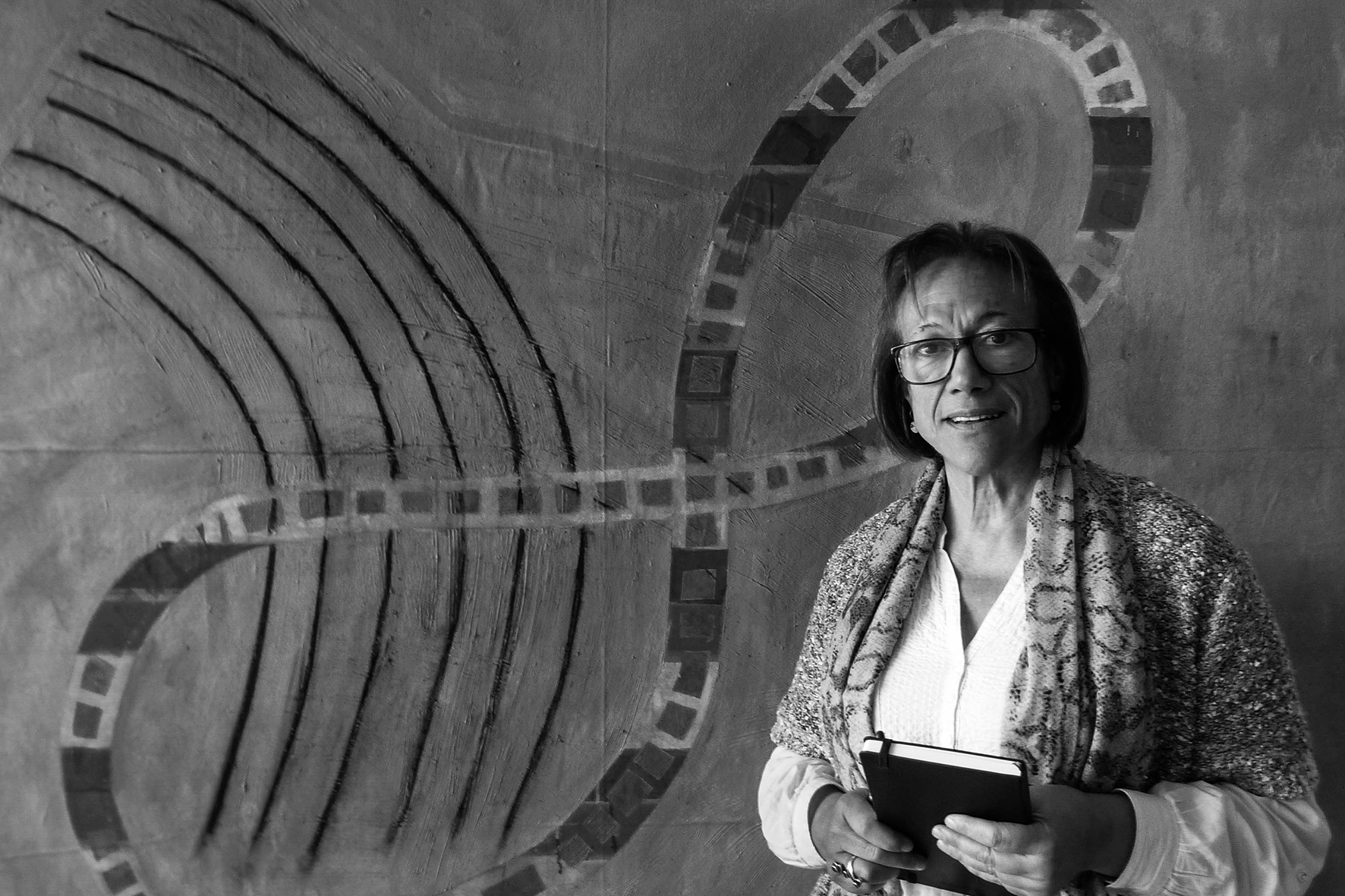 Retrato en blanco y negro de Maria Victòria Secall con un libro en las manos