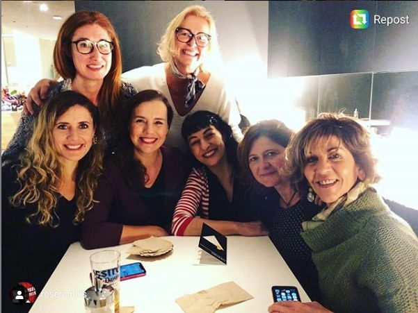 Ocho mujeres de Dones de Cultura, entre ellas Carmen Linares, Mercè Rovira y Roser Amills, en torno a una mesa