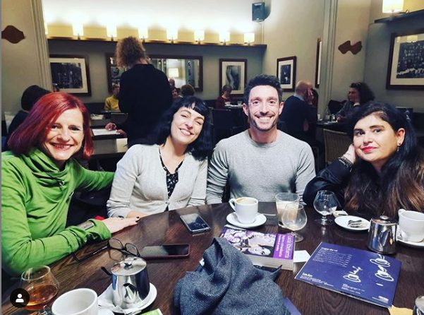 Roser Amills, Anna Manso y Lucía Etxebarria sentadas a una mesa de café con otro amigo