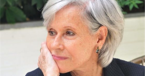 Retrato de Susana Frouchtmann, de pelo canoso, con la mano en la mejilla